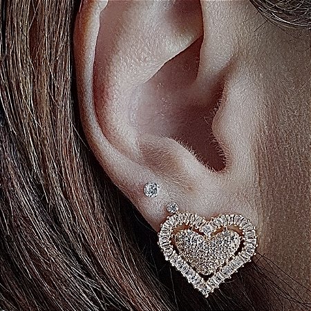 BRINCO CORAÇAO COM MICROZIRCONIAS E BAGUETES BANHADO A OURO 18 K