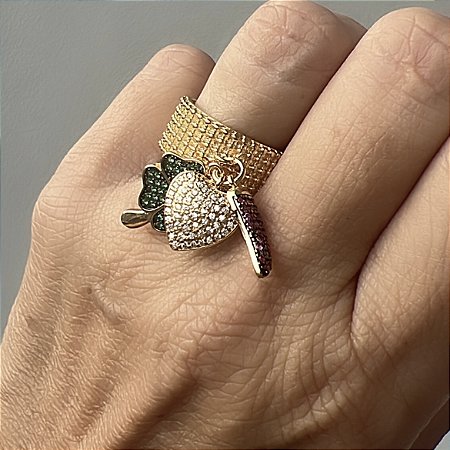 ANEL COM PINGENTES CORAÇAO TREVO E PIMENTA COM ZIRCONIAS COLORIDAS BANHADO A OURO 18 K