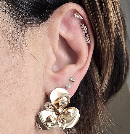 BRINCO FLOR ORQUIDEA P BANHADO A OURO 18 K