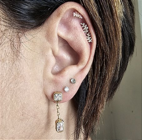 BRINCO COM ZIRCONIAS E CORRENTE BANHADO A OURO 18 K