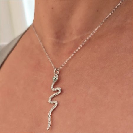 COLAR COBRA COM ZIRCONIAS CRISTAIS E VERDES BANHADO A RODIO