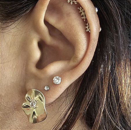 BRINCO ORGANICO P COM UMA ZIRCONIA BANHADO A OURO 18 K