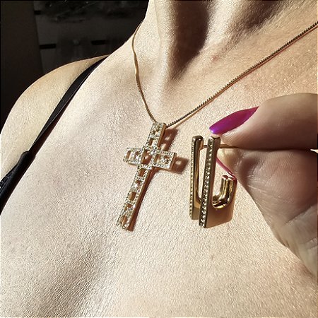 CONJUNTO COLAR CRUZ E BRINCO COM MICROZIRCONIAS CRISTAIS BANHADO A OURO 18 K