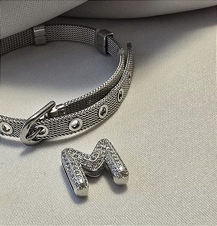 PINGENTE CHARM LETRA PASSANTE COM ZIRCONIAS BANHADO A RODIO