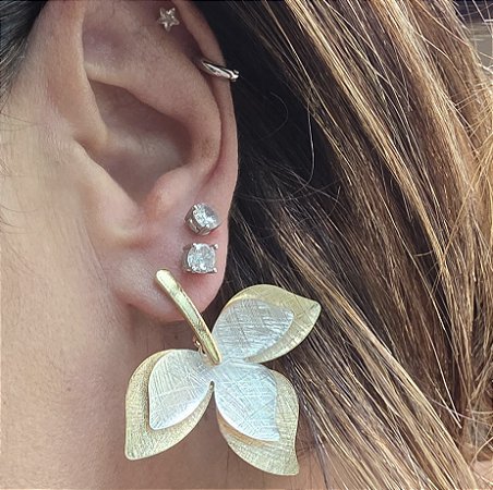 BRINCO FOLHA DUPLA DOIS BANHOS BANHADO A OURO E PRATA