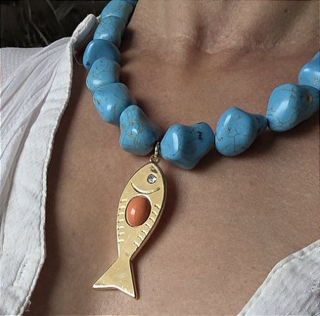 COLAR TURQUESA COM PEIXE E BANHO FLASH DE OURO