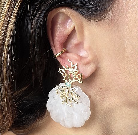 BRINCO CONCHA RESINA BRANCO E BANHO FLASH DE OURO