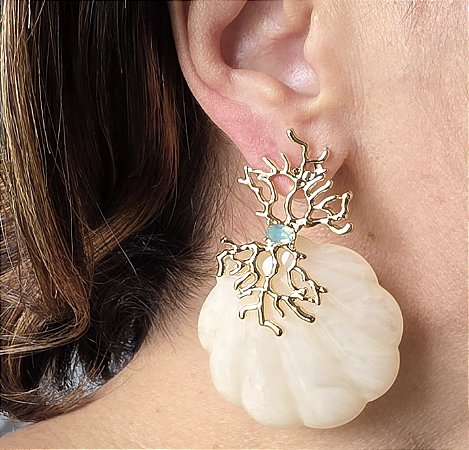 BRINCO CONCHA RESINA OFF E BANHO FLASH DE OURO