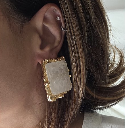 BRINCO RESINA ESTILO MADREPEROLA E BANHO FLASH DE OURO