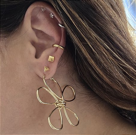 BRINCO ARGOLA ARAMADO FLOR COM BANHO FLASH DE OURO