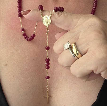 COLAR ESTILO TERÇO CRISTAIS MARSALA BANHADO A OURO 18K