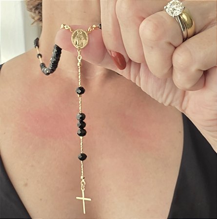 COLAR ESTILO TERÇO CRISTAIS PRETO BANHADO A OURO 18K