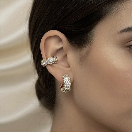 BRINCO ARGOLA CRAVEJADA COM ZIRCONIAS CRISTAIS BANHADO A OURO 18 K