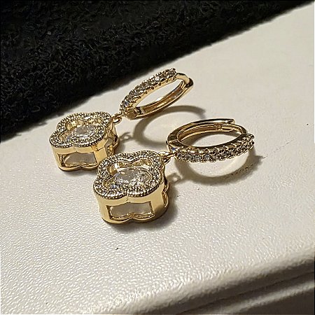 BRINCO ARGOLA COM PINGENTE TREVO EM ZIRCONIAS BANHADO A OURO 18K