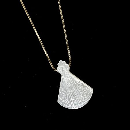 COLAR NOSSA SENHORA EM MADREPEROLA E CORRENTE BANHADO A OURO 18K