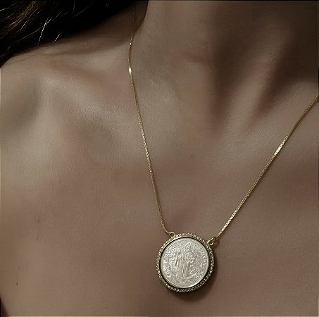 COLAR SAO BENTO EM MADREPEROLA E ZIRCONIAS BANHADO A OURO 18K