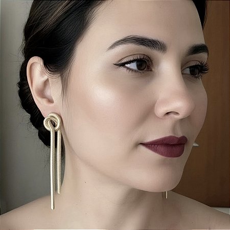 BRINCO LACRAIA COM NO BANHADO A OURO 18 K.