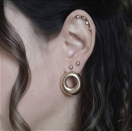 BRINCO ORGANICO VAZADO BANHADO A OURO 18 K