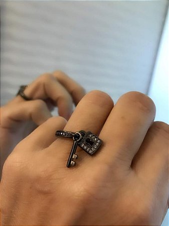 ANEL COM PINGENTES DE CHAVE E CADEADO BANHADO RODIO NEGRO - NUMERO 14