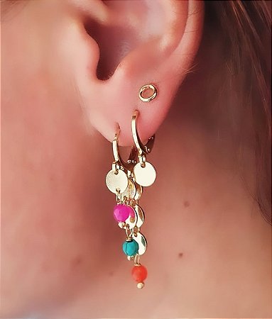 BRINCO ARGOLINHA COM PEDRINHAS COLORIDAS E PLAQUINHAS BANHADO A OURO