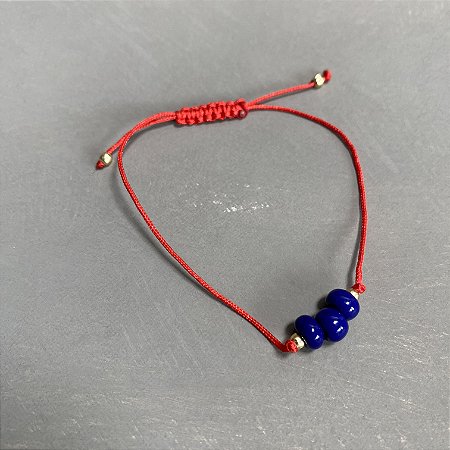 Pulseira com fecho regulável macramê fio vermelho e esferas de vidro(tipo murano) azul bic
