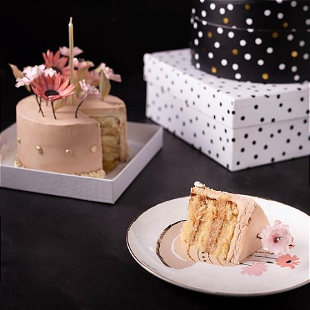 Caixa especial bolo + 4 pratos Piece of Cake & The Goodies Home Collab