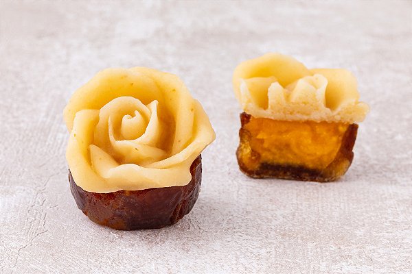 Tâmara com Baba de Maça e Rosa de Marzipã