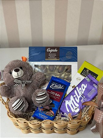 Cesta Trufa, Chocolates Importados e Pelúcia M