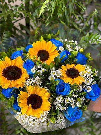 Buquê 12 Rosas Azuis e Girassol