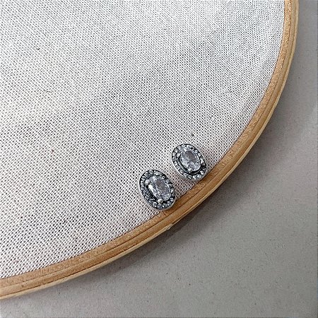 Brinco oval com zircônia