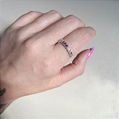 Anel com zircônias coloridas