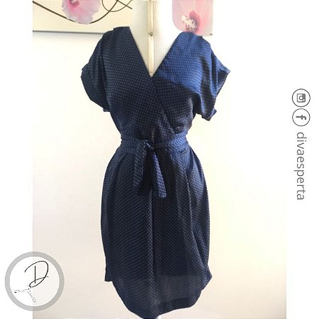 vestido azul marinho com decote transpassado