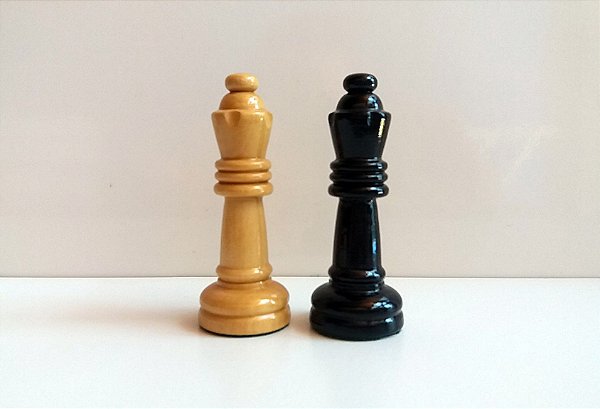Peças de xadrez de madeira brancas na posição inicial do jogo à