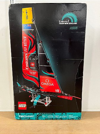 LEGO 42174 Technic - Iate Emirates Team New Zealand AC75 (Caixa Amassada)