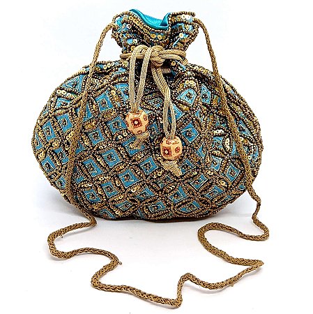 Bolsa saco arredondada com detalhes em paetês e miçangas