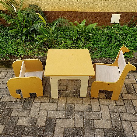 Conjunto Infantil Mesa e 2 Cadeiras de Madeira