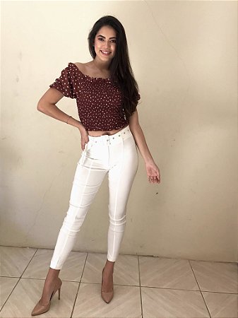 calça branca com cinto