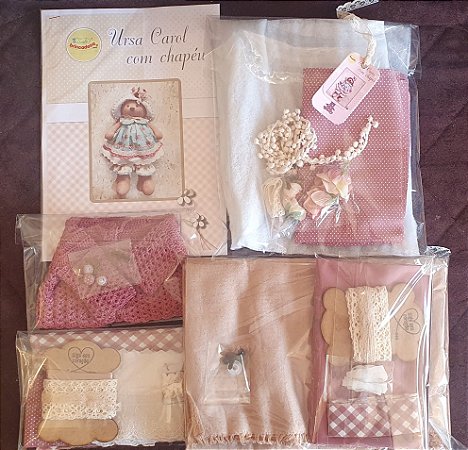 KIT MATERIAL URSA CAROL COM CHAPÉU - ESTAMPA DO VESTIDO ROSE XADREZ