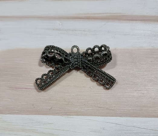 PINGENTE LAÇO OURO VELHO - 2,5 X  4CM