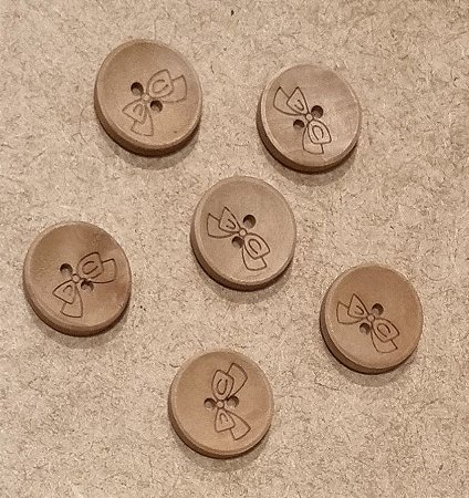 BOTÃO  MADEIRA LACINHO 2 CM - 6 UNIDADES