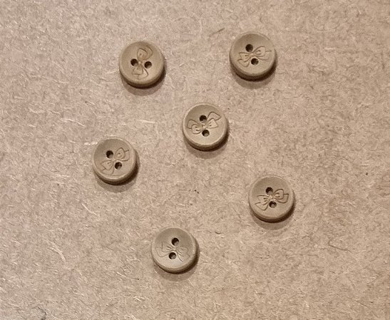 BOTÃO  MADEIRA LACINHO 1 CM - 6 UNIDADES