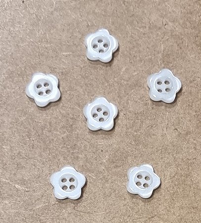BOTÃO FLOR  4 FUROS BRANCO  1 CM- 6 UNIDADES
