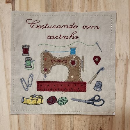 APLIQUE BORDADO " COSTURANDO COM CARINHO"