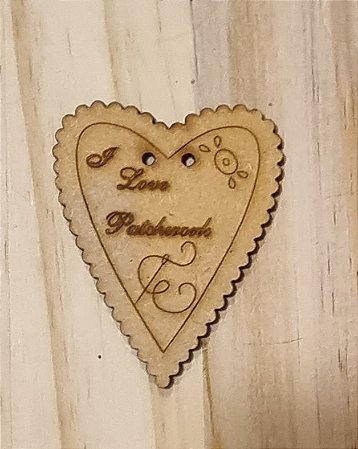 BOTÃO CORAÇÃO  MDF " I LOVE PATCHWORK" - 1 UNIDADE
