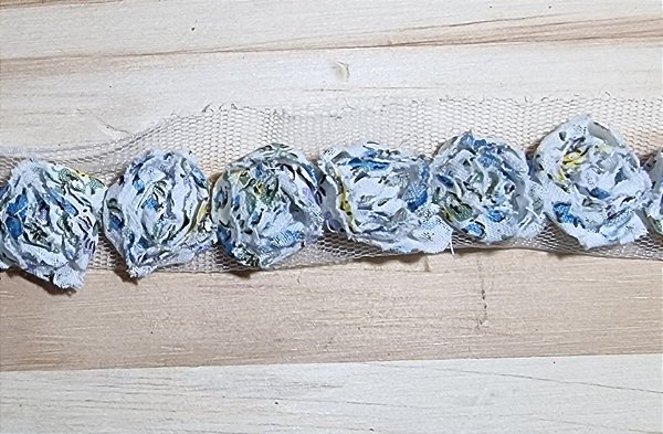 APLIQUE EM MINI ROSAS DE TECIDO