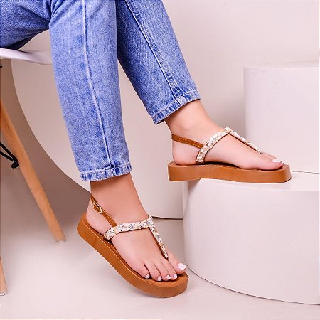 Chinelo com Fecho e Pedras Brancas Sola Alta