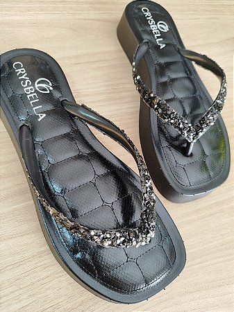 Chinelo Confort Preto Pedras Sola Alta