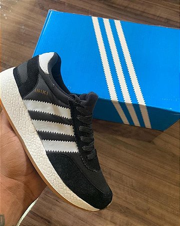 iniki preto e branco