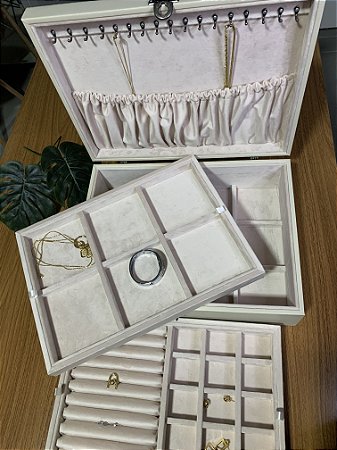 Caixa organizadora com 3 bandejas e suporte para colar