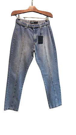 $69;90 UNIT /CALÇA RETA COM  RECORTE CINTO / LAVAGEM MEDIA/ GRADE:36/1 38/2 40/2 42/2 44/2 46/1=1O PEÇAS